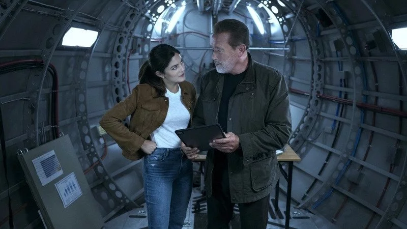 Monica Barbaro y Arnold Schwarzenegger in 'FUBAR'