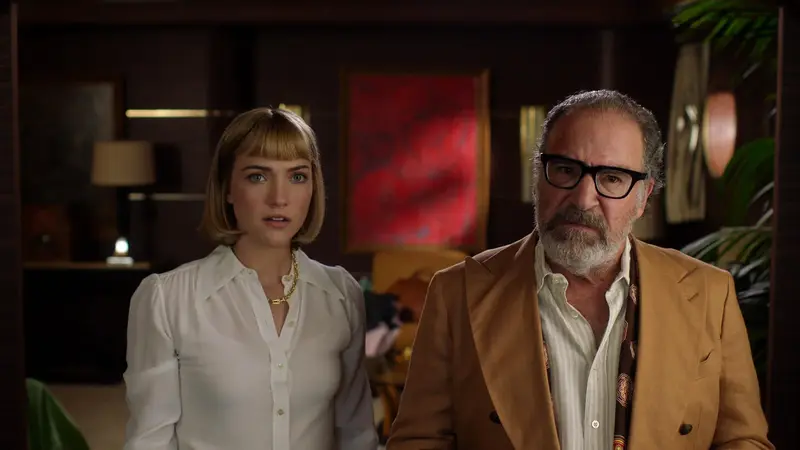 Violett Beane y Mandy Patinkin en "Death and Other Details"