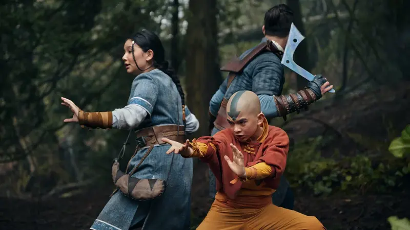 Kiawentiio es Katara, Gordon Cormier es Aang, Ian Ousley es Sokka en "Avatar: La leyenda de Aang"