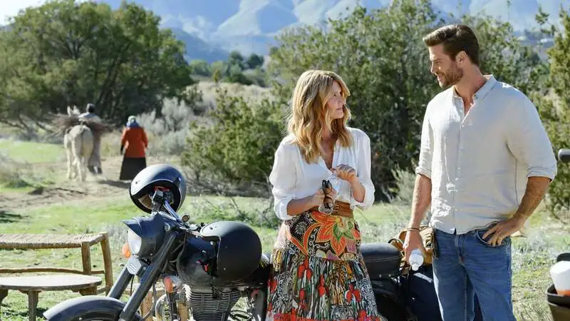 Laura Dern y Liam Hemsworth en "Una aventura en Marruecos"