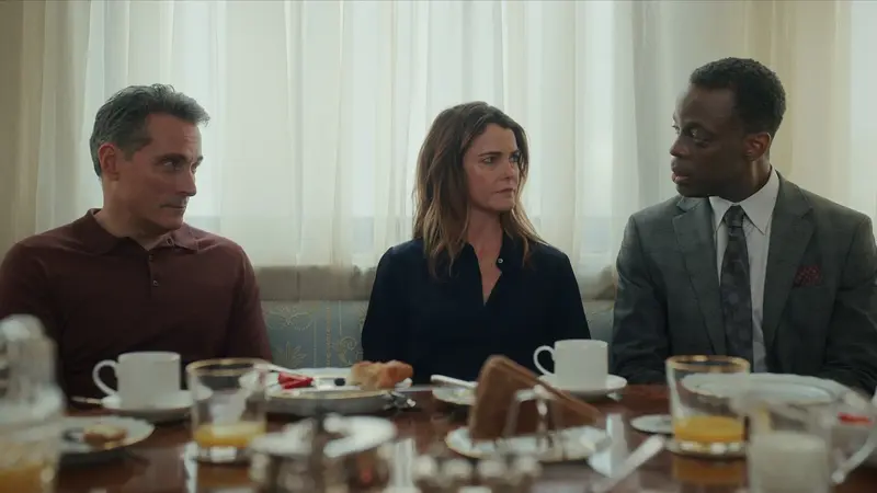 Rufus Sewell, Keri Russell, y Ato Essandoh en "La Diplomática"